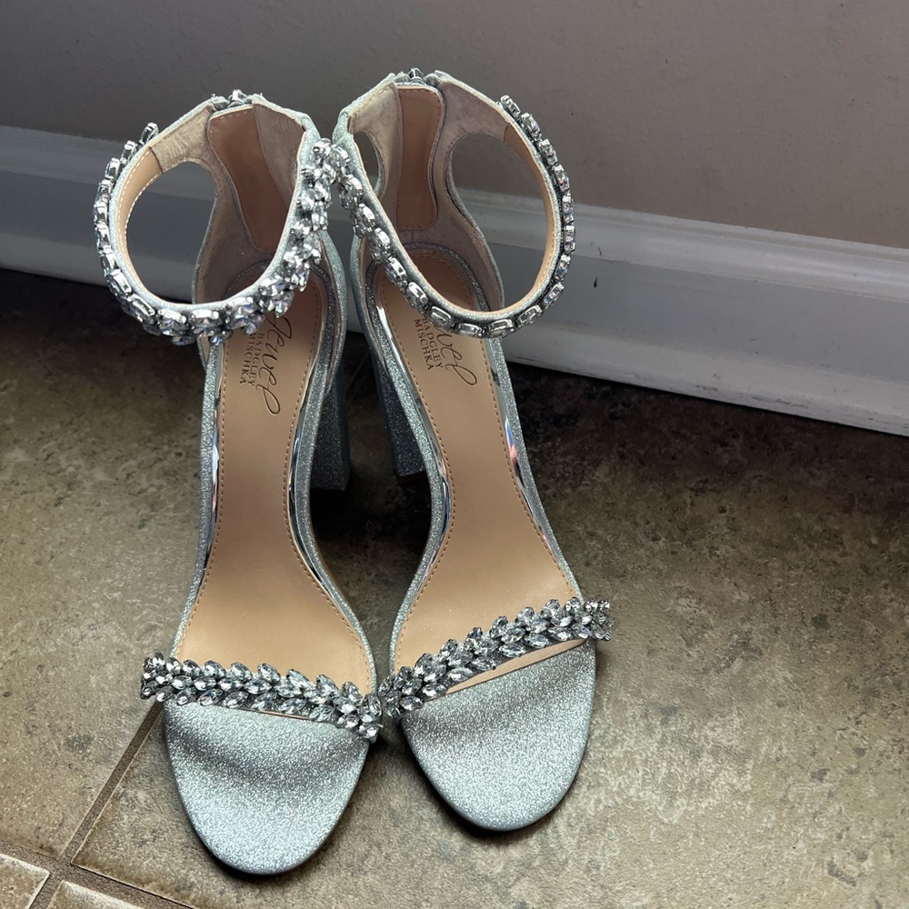 NEW - Jewel Badgley Mischka Silver Glitter Shoes